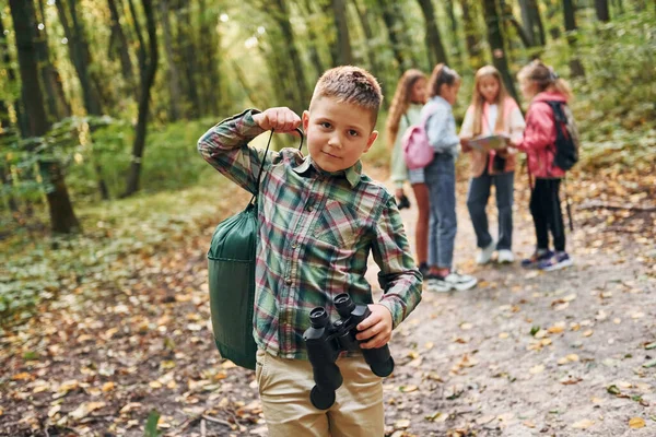 Conceição Caminhadas Crianças Floresta Verde Durante Dia Verão Juntas — Fotografia de Stock