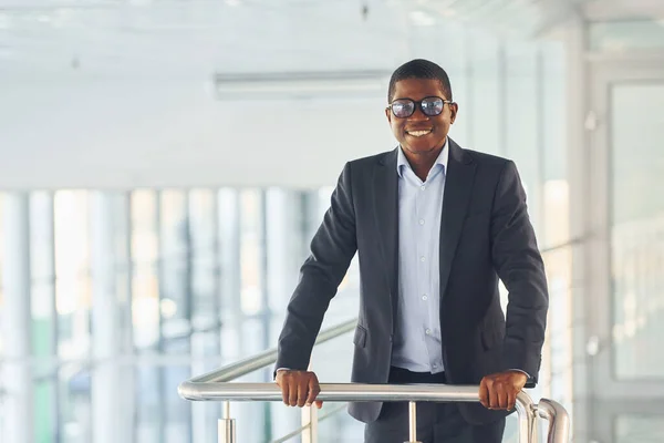 Inclina Para Corrimão Jovem Empresário Afro Americano Terno Preto Está — Fotografia de Stock