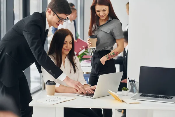 Funciona Usando Laptop Grupo Pessoas Roupas Formais Oficiais Que Está — Fotografia de Stock