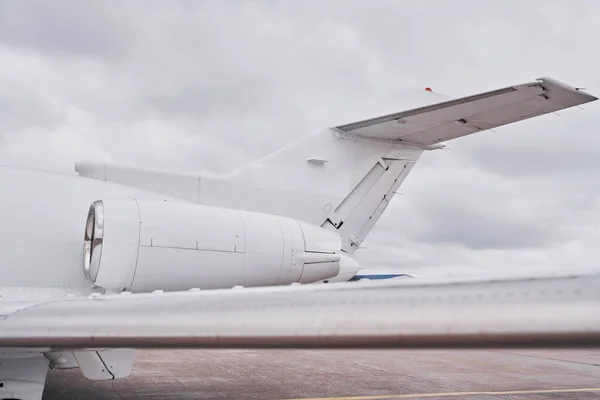 白い飛行機だ 昼間滑走路に駐機するターボプロップ機 — ストック写真