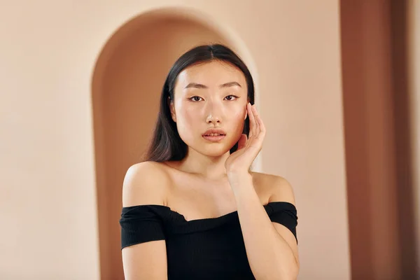 Porträtt Ung Allvarlig Asiatisk Kvinna Som Står Inomhus — Stockfoto