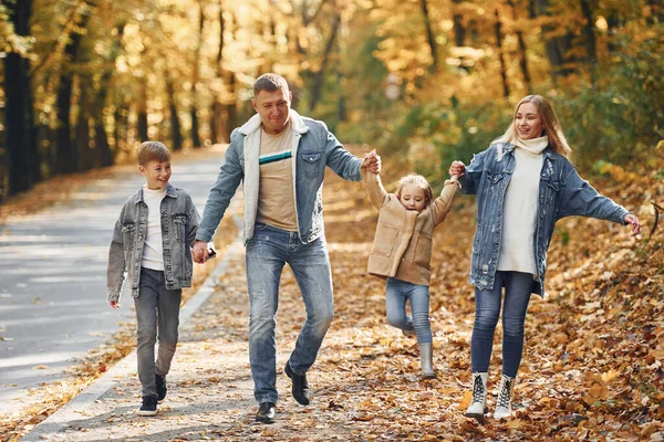 Près Route Bonne Famille Est Dans Parc Automne Ensemble — Photo