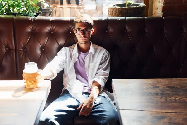 Güzel Bir Mekan Barda Sıradan Giyinmiş Bir Adam Oturuyor — Stok fotoğraf