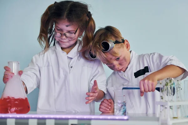 Little Girl Boy White Coats Plays Scientists Lab Using Equipment — Stock Photo, Image