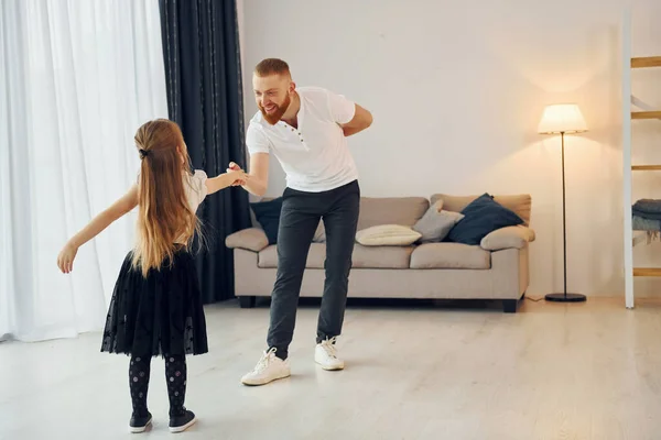 Вчимося Танцювати Батько Своєю Маленькою Донькою Вдома Разом — стокове фото