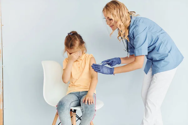 Petite Fille Chemise Jaune Médecin Uniforme Faisant Vaccination Patient — Photo