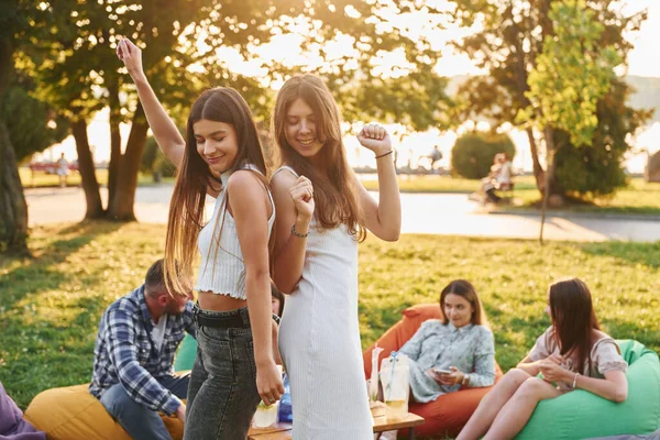Debout Amuser Groupe Jeunes Font Une Fête Dans Parc Pendant — Photo