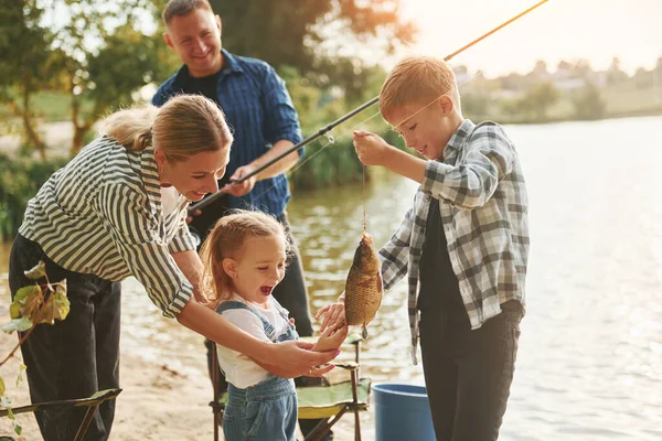 Emozioni Positive Padre Madre Con Figlio Figlia Sulla Pesca Insieme — Foto Stock