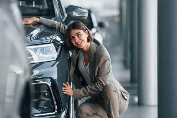 Abrazando Auto Mujer Está Interior Cerca Marca Automóviles Nuevos Interior — Foto de Stock