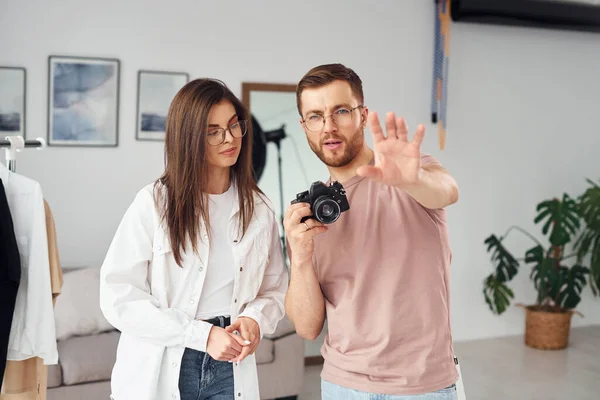 Fotógrafos Trabajan Interiores Estudio Durante Día — Foto de Stock