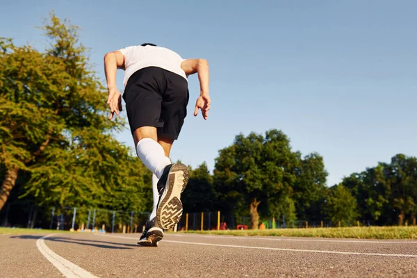 Vista Trasera Hombre Uniforme Deportivo Corriendo Pista Durante Día — Foto de Stock