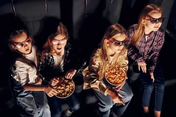 Vista Superior Grupo Crianças Sentadas Cinema Assistindo Filme Juntas — Fotografia de Stock