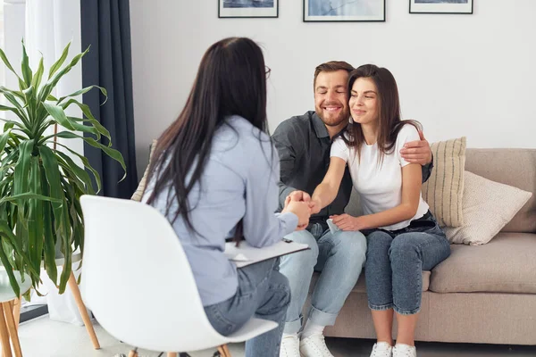 Pareja Está Sentada Sofá Trabajando Con Psicóloga —  Fotos de Stock