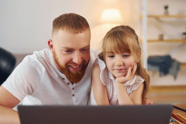 Διαδικτυακή Μάθηση Πατέρας Μικρή Του Κόρη Είναι Στο Σπίτι Μαζί — Φωτογραφία Αρχείου