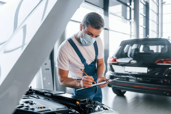 Junger Mann Weißem Hemd Und Blauer Uniform Repariert Auto — Stockfoto