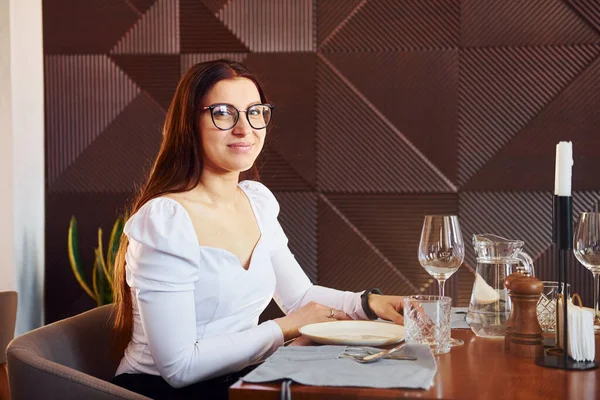 Hermosa Mujer Sienta Mesa Interior Del Nuevo Restaurante Lujo Moderno — Foto de Stock