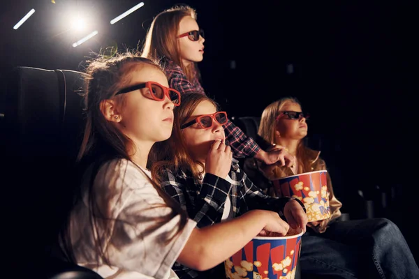 Zijaanzicht Groep Kinderen Zitten Samen Bioscoop Kijken Samen Naar Film — Stockfoto