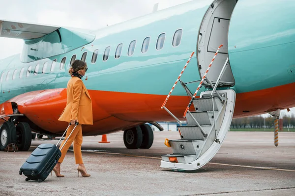 Пасажирська Жінка Жовтому Одязі Сонцезахисних Окулярах Багажем Знаходиться Відкритому Повітрі — стокове фото