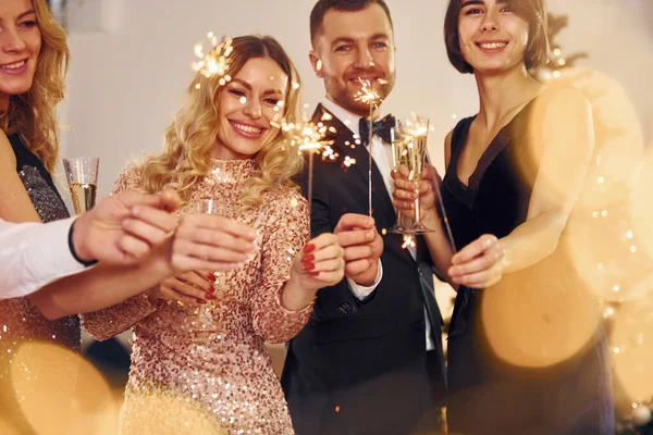 Com Brilhos Nas Mãos Grupo Pessoas Têm Uma Festa Ano — Fotografia de Stock