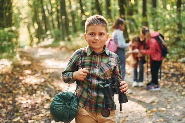 Pojke Med Kikare Som Står Framför Sina Vänner Barn Grön — Stockfoto