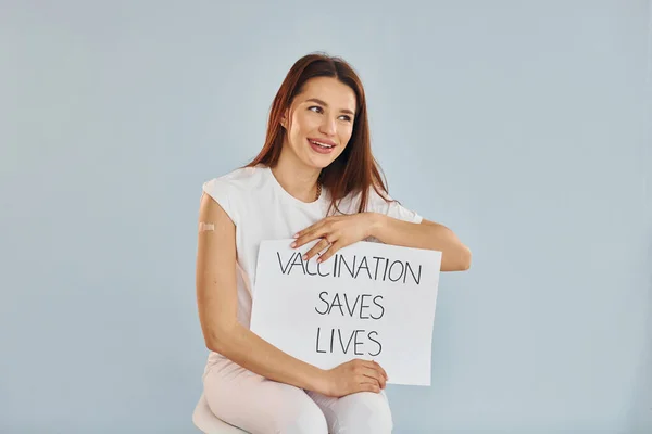 Mladá Žena Masce Sedí Vakcinaci Uvnitř — Stock fotografie