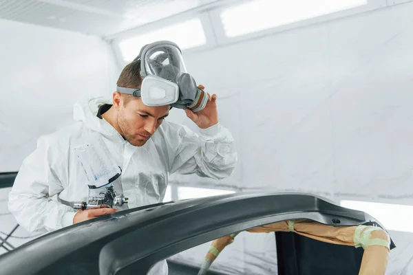 Trabajando Con Superficie Del Coche Hombre Uniforme Está Trabajando Servicio — Foto de Stock