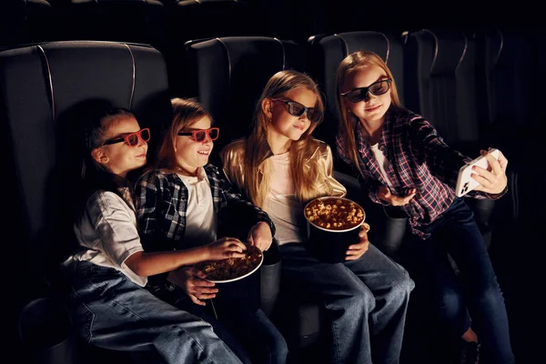 Nowoczesne Technologie Grupa Dzieci Siedzi Kinie Ogląda Razem Film — Zdjęcie stockowe