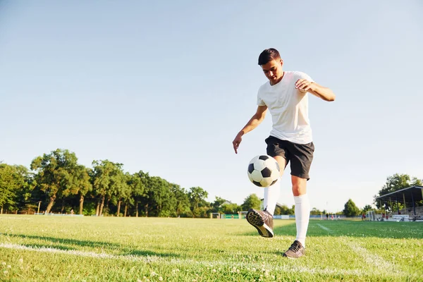 Letni Dzień Młody Piłkarz Trenuje Boisku Sportowym — Zdjęcie stockowe