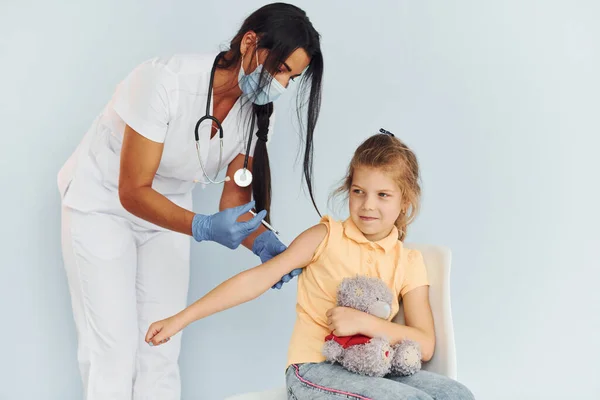 Petite Fille Avec Ours Peluche Médecin Uniforme Faisant Vaccination Patient — Photo