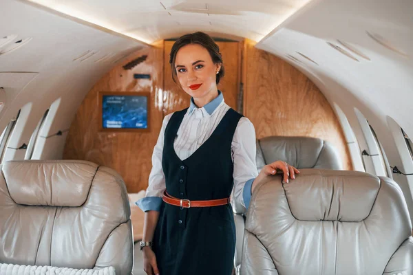 Ung Stewardesse Arbejdet Passanger Flyvemaskinen - Stock-foto