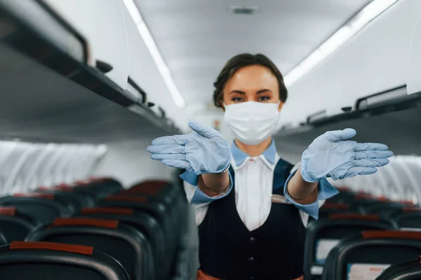Προστατευτικά Γάντια Και Μάσκα Νεαρή Αεροσυνοδός Στη Δουλειά Αεροπλάνο — Φωτογραφία Αρχείου