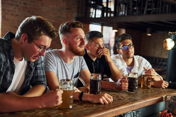 Voetbalfans Mensen Casual Kleding Zitten Pub — Stockfoto