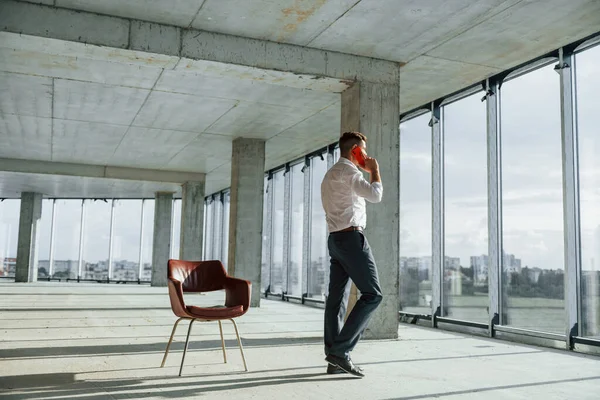 Gesprek Voeren Telefoon Jongeman Formele Kleding Werkt Binnen Aan Bouw — Stockfoto