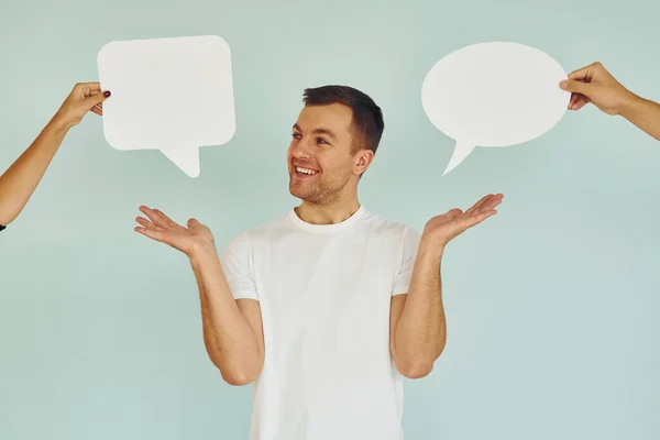 Texto Conversación Hombre Pie Estudio Con Signos Vacíos — Foto de Stock