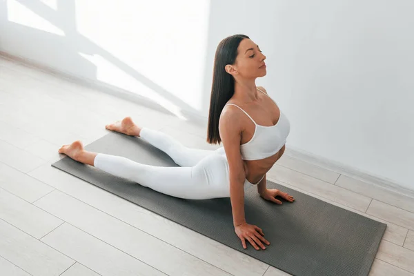 Doing Exercises Young Caucasian Woman Slim Body Shape Indoors Daytime — Stock Photo, Image