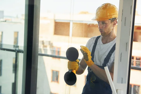 Usando Ferramenta Vidro Jovem Que Trabalha Uniforme Construção Durante Dia — Fotografia de Stock