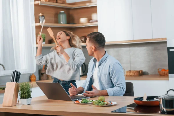 Portátil Moderno Está Sobre Mesa Pareja Preparando Comida Casa Cocina —  Fotos de Stock