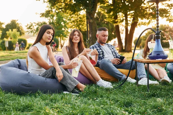 Boire Fumer Groupe Jeunes Font Une Fête Dans Parc Pendant — Photo