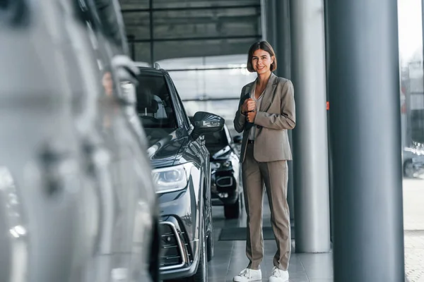 Mujer Está Interior Cerca Marca Automóviles Nuevos Interior — Foto de Stock