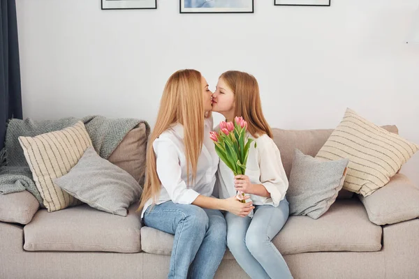 Kızlar Çiçek Verir Kızıyla Birlikte Genç Bir Kadın Gündüz Vakti — Stok fotoğraf