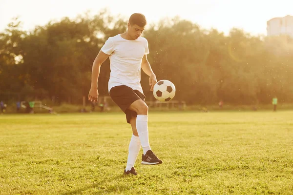 Vackert Solsken Ung Fotbollsspelare Har Träning Idrottsplanen — Stockfoto