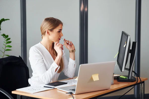 Med Laptop Ung Vuxen Kvinna Formella Kläder Inomhus Kontoret — Stockfoto