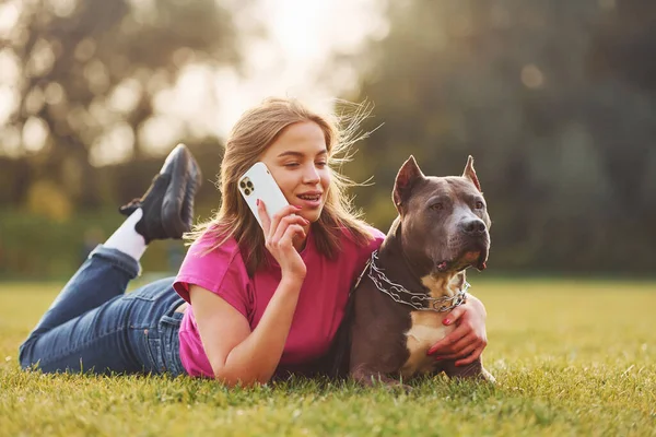 Falar Por Telefone Mulher Roupas Casuais Com Pit Bull Livre — Fotografia de Stock