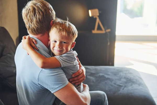 Ragazzo Che Abbraccia Suoi Genitori Padre Figlio Sono Casa Insieme — Foto Stock