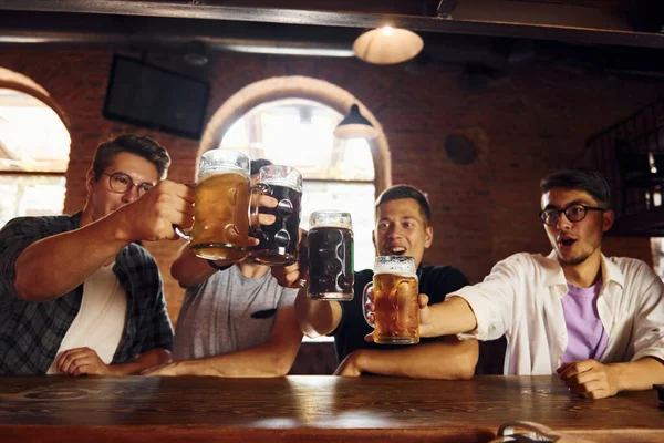Bier Trinken Menschen Legerer Kleidung Sitzen Der Kneipe — Stockfoto