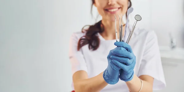 Retrato Dentista Profissional Sexo Feminino Com Equipamentos Que Dentro Casa — Fotografia de Stock