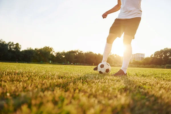 Corre Com Bola Jovem Jogador Futebol Tem Treinamento Campo Esportivo — Fotografia de Stock