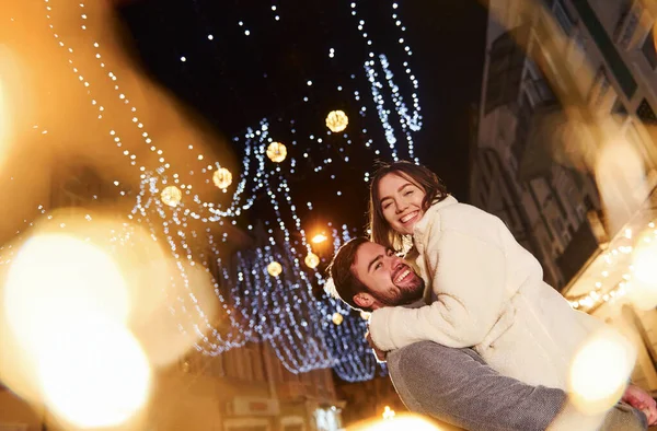 Bella Ghirlanda Illuminazione Felice Giovane Coppia Che Celebra Capodanno All — Foto Stock