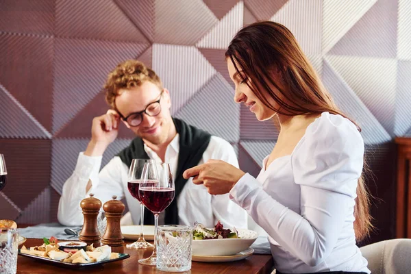 戴眼镜的男人和女人在一起 新的现代豪华餐厅的室内 — 图库照片