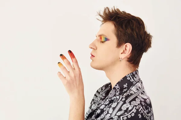 Jovem Gay Está Estúdio Posando Para Uma Câmera Multicolorido Compõem — Fotografia de Stock